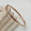 Pulsera de Acero de Titanio Estilo Europeo y Americano Lele Jewelry para Mujer con Números Romanos, Pulsera de Pareja con Cierre Personalizado y Diseño en Relieve