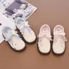 Tenis blancos para niña, nuevo estilo primavera/otoño 2026, zapatos casuales para niños, zapatos de suela suave antideslizantes, zapatillas de entrenamiento alemanas para niños