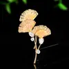 Broche Ginkgo Pérola Dourada Outono Inverno Pinos de Zircônia de Alta Qualidade Estilo Chinês Senso de Design de Nicho Flor de Lapela de Terno