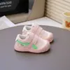 Sapatos para Bebês e Crianças Pequenas Estilo Novo Primavera e Outono Respiráveis com Solado Macio Versáteis Sapatos Esportivos para Meninas e Meninos Antiderrapantes Modernos Casuais