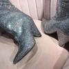 Botas de Passarela Novas Outono/Inverno 2026 Estilo Europeu e Americano Bico Fino Strass Franzido Salto Alto Slip-On