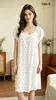 Novo Vestido de Dormir Soltinho de Verão para Mulheres, Canelado, Pijama Doce, Roupa de Casa, Renda, Laço de Borboleta, Acabamento em Renda, Tamanho Único, com Bojos