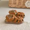 Fundo macio 2026 estiloso vazado antiderrapante novas sandálias trançadas para meninas estilo princesa de verão bico fechado sapatos de praia infantis