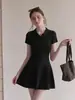 Deslumbrante vestido T-shirt preto com gola polo de manga curta para mulheres, para o verão, acinturado, emagrecedor, elegante, estilo boneca 10636