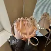 Bolso Pequeño de Lunares Plisado para Mujer 2026 Nuevo Estilo Bolso Cubo Sencillo de Mano con Cordón Bolso Cruzado de Verano de Moda para el Trabajo