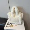 Bolso Cruzado Pequeño de Gama Alta para Teléfono Móvil de Nicho Otoño e Invierno para Mujer 2025 Nuevo Bolso Oscuro Caqui con Cadena Bolso de Peluche y Piel