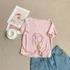 Camiseta de manga corta con diseño de nicho estilo coreano, botón de concha, cuello asimétrico, súper elegante y estiliza la figura para chicas de talla grande, top versátil