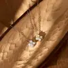 Colar com pingente de flor trevo de quatro folhas cravejado de diamantes estilo Ins para clavícula feminina, simples, super brilhante, joia versátil de nicho de luxo leve