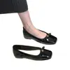 Zapatos Mary Jane de punta cuadrada poco profundos con lazo estilo Chanel para mujer, nuevos para otoño 2026, planos versátiles de charol para el trabajo