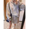 Chal a rayas superpuesto con sudadera holgada de manga larga estilo coreano y falda de talle alto con cordón, conjunto de dos piezas para mujer de principios de otoño