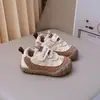 Sapatos de caminhada para bebês, novos estilos de outono, sapatos casuais versáteis para meninas, com sola macia, antiderrapantes, tênis respiráveis para meninos