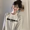 Camiseta de Manga Longa com Costura Criativa em Cores Contrastantes, Design de Nicho com Estampa de Letras, Moda Feminina, Top Versátil de Gola Redonda Solto