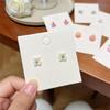 Lindos Aretes de Navidad de Terciopelo para Otoño e Invierno Muñeco de Nieve de Dibujos Animados Campana Diseño de Nicho Sentido de Diseño Corazón de Niña Aretes Asimétricos