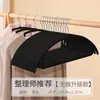 Perchas de terciopelo semicirculares para uso doméstico, antideslizantes, con forma de hombro, ahorradoras de espacio, perchas para almacenamiento y organización de ropa