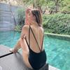 Traje de baño para mujer 2024 Nuevo ins de una pieza sexy color sólido puro deseo viento adelgazante que cubre la carne sin espalda triángulo traje de baño de vacaciones