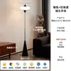 Lámpara de pie moderna minimalista de estilo nórdico, creativa, de diseñador, para decoración artística al lado del sofá de la sala de estar