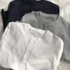 Camiseta feminina de manga longa com meia-abertura de botões, novo estilo outono 2026, algodão puro lavado, corte solto, versátil, modeladora, top de gola redonda