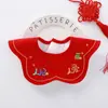 Toalla para Babas de Bebé de Año Nuevo Algodón Puro Impermeable Roja Festiva Babero Anti-Vómito para Bebé Babero Bordado para Recién Nacido