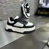 Tênis brancos da moda para homens, novo modelo de outono, sapatos casuais de couro respirável, com sola grossa, que aumentam a altura, tênis de estudante da moda e versáteis para homens