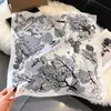 Lenço Floral de Seda Falsa Estilo 2026 para Mulheres, Elegante Acessório de Pescoço com Toque de Luxo, Lenço Decorativo, Lenço de Bolso para Lenço de Bolso no Atacado