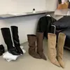 Botas de tacón de bloque con punta estilo coreano para mujer, nuevo modelo 2026, gamuza, adelgazantes, realzan la altura, estilo británico, pantorrilla ancha, tacón grueso, botas de montar