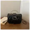 Bolso de mano de cadena para gato con estilo dulce y fresco, con cabeza de gato hueca de metal, bolso cuadrado mini versátil para niñas, se puede llevar al hombro o cruzado