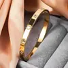 Pulseira Lele Jewelry Cor Ouro Rosa Aço Titânio Retém a Cor Cravejada com Diamantes Exquisite Fashionável Design de Nicho Versátil Luxo Leve Acessório de Mão para Mulheres