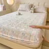 Juego de tres piezas de funda de colchón de terciopelo de leche bordado engrosado, fresco y simple, protector de cobertura completa cálido de vellón para colchón de invierno