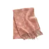 Novo cachecol de imitação de cashmere de cinco estrelas e quatro folhas para outono e inverno para mulheres, xale longo espesso com franjas feito de fio fiado no núcleo, atacado para transmissão ao vivo