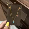 Nuevo y Exquisito Collar de Cuatro Hojas con Circonitas Micro-Pavimentadas, Accesorios de Moda para Mujer, Cadena Versátil de Clavícula de Lujo Ligero de Nicho de Alta Gama