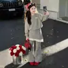 Conjunto Casual de Dos Piezas para Niña: Nuevo Conjunto de Sudadera para Niños de Primavera y Otoño, Top Gris de Cuello Redondo con Adorno de Encaje y Pantalones Ligeramente Acampanados