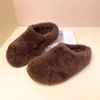 Pantuflas de moda y populares para 2026 con un diseño limpio y minimalista, que presentan un estilo único y discreto, punta poco profunda y un aspecto femenino de punta cerrada.