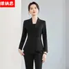 Venta al por mayor transfronteriza de atuendos profesionales nuevos de otoño e invierno: conjunto de dos piezas para mujer con blazer de solapa pequeña, pantalón acampanado y falda de línea A en gris