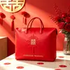 Bolsa de almacenamiento de colcha bordada de alta gama, un bolso rojo para el ajuar de la novia, perfecto para celebraciones de bodas, a prueba de humedad y polvo