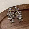 Pendientes de botón simples con borla de hoja de diamante incrustado de aguja de plata, pendientes retro de lujo ligero, nicho, con sensación de alta gama, accesorios de pendientes exquisitos y versátiles para mujer