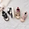 Tênis de bebê para outono e inverno, forrados com fleece para aquecimento, novos modelos para meninas, sapatos de algodão com sola macia para meninos, antiderrapantes e leves, sapatos de algodão de camada dupla