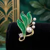 Nuevo Exquisito Pin de Planta Verde Aleación Hojas de Perla Goteante Corsage para Ropa Joyería Simple Anti-deslizante para Mujeres