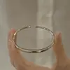 Brazalete abierto minimalista elegante brillante para mujer, estilo unisex, metal de moda con un toque de alta gama, joyería elegante y de lujo ligero