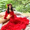 Hermoso Conjunto para una Chica Atractiva de Tailandia en Vacaciones junto al Mar: Top Rojo Brillante Dopamina Hombros Descubiertos y Falda Larga con Dobladillo Ancho