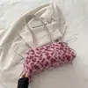 Bolsos peludos de otoño e invierno para mujer 2026 nuevo bolso de mano de moda con estampado de leopardo, bolso tote, bolso de hombro versátil, bolso de felpa
