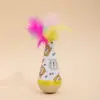 Brinquedo de gato tipo copo feito de madeira de faia com penas e sinos, brinquedo de bastão de gato para brincadeira autônoma de animal de estimação