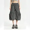 Directo del fabricante: Pantalones cortos de trabajo estilo americano con cordón y correa, diseño plisado, corte cropped para hombres y mujeres, con bolsillos grandes y piernas anchas, shorts de verano
