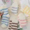 Calcetines de Terciopelo Coral para Mujer en Otoño e Invierno Forrados de Felpa Engrosados Antideslizantes para el Suelo de Tubo Medio para el Hogar Mujeres Embarazadas Calcetines de Felpa para Dormir