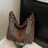 2025 Verão Nova Moda Bolsa de Tecido Texturizado de Veludo Cotelê Portátil Ombro Transversal Bolsa Feminina Axilar para Trabalho Bolsa Morango