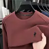 Sudadera DeRong para Hombre Cuello Redondo 2026 Otoño Nueva Moda Casual Versátil Logo de Caballo Bordado Camisa Básica para Hombre