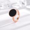 Anillo europeo y estadounidense transfronterizo redondo de concha negra lisa de acero de titanio oro rosa 18k que no se desvanece índice exagerado anillo simple