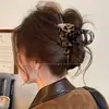 Presilha Triangular para Cabelo Cor de Café Modelo Novo 2026 com Acabamento de Luxo, Presilha Jacaré de Tamanho Médio para a Parte de Trás da Cabeça, Adequada para Cabelos Finos, Versátil para Uso Diário