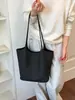 Bolsa de mano tejida estilo retro para mujer, nuevo diseño moderno y de moda 2026, con un toque de alta gama y gran capacidad, similar a una cesta de compras