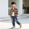 Conjunto de Roupa de Outono para Bebê Menino Roupas Infantis Estilosas Meninos Primavera/Outono Camisa Xadrez Conjunto de Três Peças Tendência Atacado