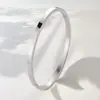 Pulseira de Aço Titânio Ins Feminina Versátil Nicho Luxo Acessível High-End Pulseira de Aço Inoxidável Não Desbota e Tem Senso de Design e Pode Ser Usada no Banho